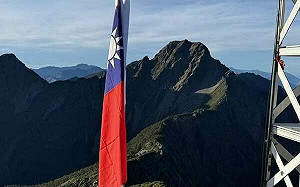 (影) 國旗飄揚在最高峰！鄭明典分享玉山國慶升旗 感動破萬網友