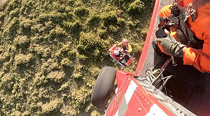 台中1天2登山客求援　空勤黑鷹直升機吊掛送醫