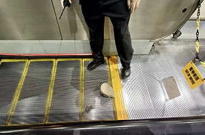 膠鞋疑卡北捷板南線新埔站手扶梯　4人跌倒受傷