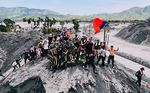 光復災區泥濘中揮舞國旗!軍民同心畫面感動2.4萬網友
