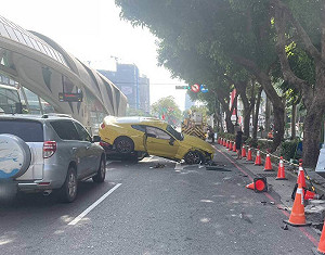 台中野馬跑車衝上人行道撞3車　僅肇事駕駛輕傷