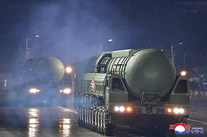 北韓深夜閱兵  「怪物級」洲際彈道飛彈火星-20亮相