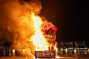 火獅踩街嘉年華及燒化掀高潮   高雄左營萬年季圓滿謝幕