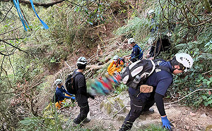 阿里山健行驚魂！10歲男童跌落25公尺邊坡   母親冒險下坡等待救援
