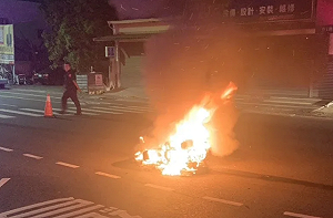 台南女騎士深夜酒駕自摔 機車滑行起火燃燒