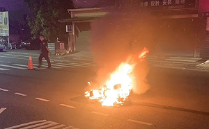 台南女騎士深夜酒駕自摔 機車滑行起火燃燒