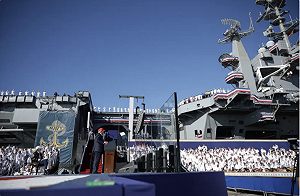 都過8個月了還沒修好! 川普登杜魯門號演說 巨大「遮醜布」掩蓋損壞部位