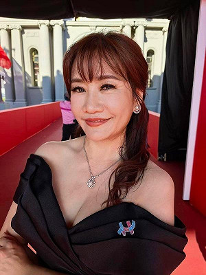 國慶讓中部大沾光！晚會加焰火  大典主持人胸前項鍊設計靈感出自大立光