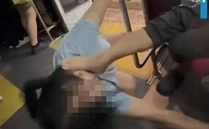 公車座位爆衝突！婦人與老翁上演全武行 女方疑為通緝犯