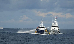 (影) 中菲南海又撞船衝突! 海警水砲噴漁船還追撞 菲發言人 : 寸土不讓