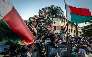 (影) 馬達加斯加爆發政變！總統潛逃出國 反對派認為政權已落入軍方手中