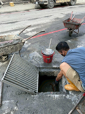 妮妃雅路過光復突下車！親鏟泥巴清溝「救災畫面」曝光