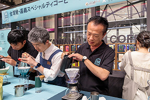「啡嚐嘉義」飄香日本大阪近鐵百貨   翁章梁親自示範手沖咖啡技巧