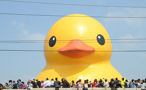 地震新災情？黃色小鴨今早疑充氣過快爆掉