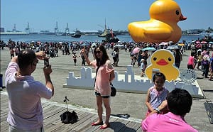 黃色小鴨進駐高雄首日 湧入20萬人次遊客