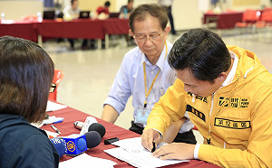 陪黃國昌登記 李遠哲：副院長也貢獻力量