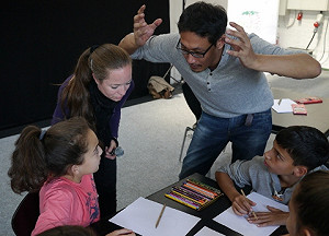 受邀柏林文學節 恩佐教小學生畫妖怪