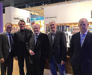 不甩伊朗抵制  魯西迪出席法蘭克福書展