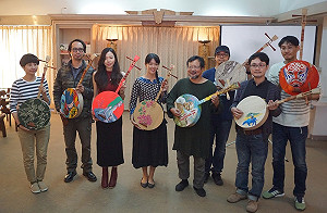 陳明章樂音祝福高雄 畫家彩繪月琴相挺