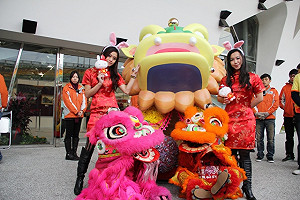 拜早年  花獅子兔女郎登場