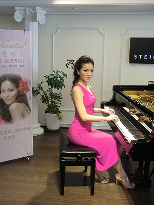 滾石老董力挺  盧佳慧發表首張鋼琴專輯