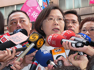 三口組說  小英批藍選情告急口不擇言