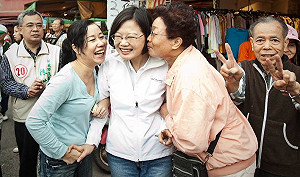 民調微幅領先  小英：選情膠著