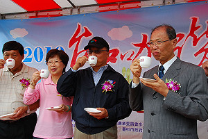 推台中A「咖」  胡志強邊喝邊喊讚
