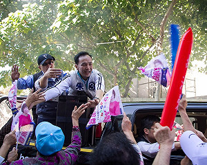 朱立倫綠票倉掃街  反都更人士攔車陳情