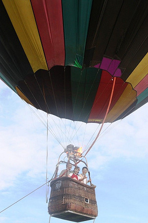 台東「熱氣球嘉年華」  吸引大批遊客渡假