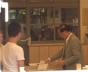 享受晚秋早冬太陽  連戰籲踴躍投票