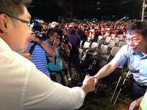 連柯同台看紙風車 2度握手整場零互動