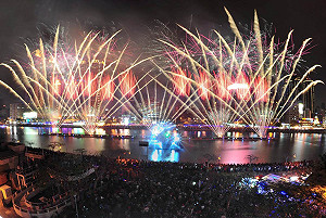 高雄燈會藝術節開幕  水影光雕耀愛河