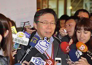 世大運足球場用人工草皮 柯P稱專業決定