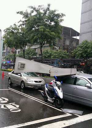 板橋區號誌倒塌  壓毀3輛車