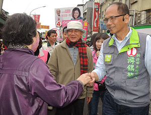 林義雄現身力挺  陪游錫堃掃街