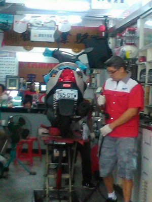 連勝文現身車行當黑手  網友爆卦又遭起底