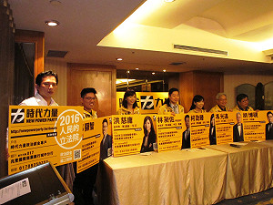 洪慈庸掃街處女秀  發蘋果祈求平安幸福