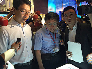 郭守正陪逛三創 柯P酸：這裡體驗了去隔壁買