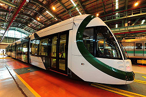 高雄輕軌列車亮相 明年底正式營運