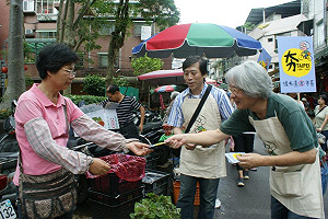 穿圍裙拜票選市長  馮光遠掃街吸睛