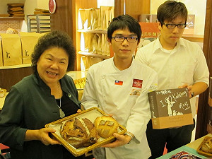 龍眼蜜麵包獲獎  陳菊請武子靖多用在地食材