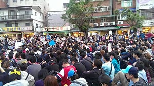 4大寇掃街第2天  數百民眾前進吳育昇選區