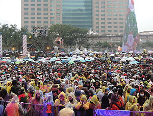 新北耶誕演唱會 濕冷天氣歌迷仍爆滿