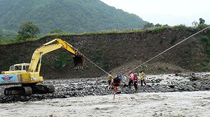 38人接力救援8小時  送山區學生就醫