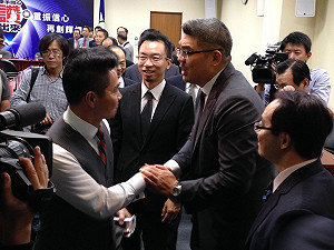 金融界大老加持 連勝文打危機牌求支持