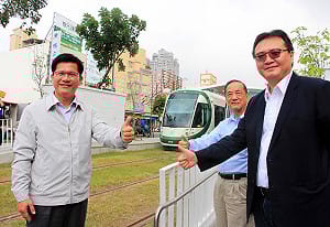 借鏡高雄輕軌經驗 林佳龍試乘喊讚