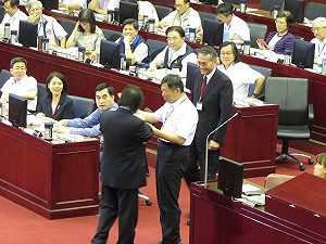 王世堅送「不求人」 盼柯處理市政抓到癢處