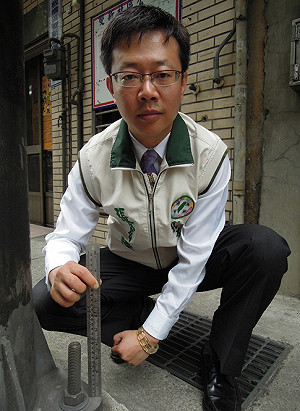 燈基座突出害人失明 新北：以前沒定規範