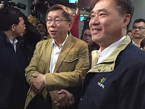 快訊/郝柯會登場 郝龍斌遭媒體推擠跌倒